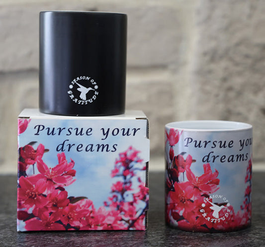 Magic coffee mug with scenic flower design and 'Pursue your dreams' quote.